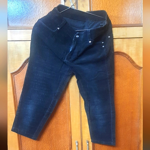 Denim - Women's Slim Fit Capris